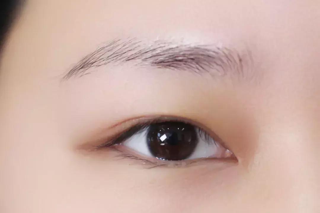 眼影怎么画新手简单又好看不显脏,日常眼影怎么画新手简单又好看