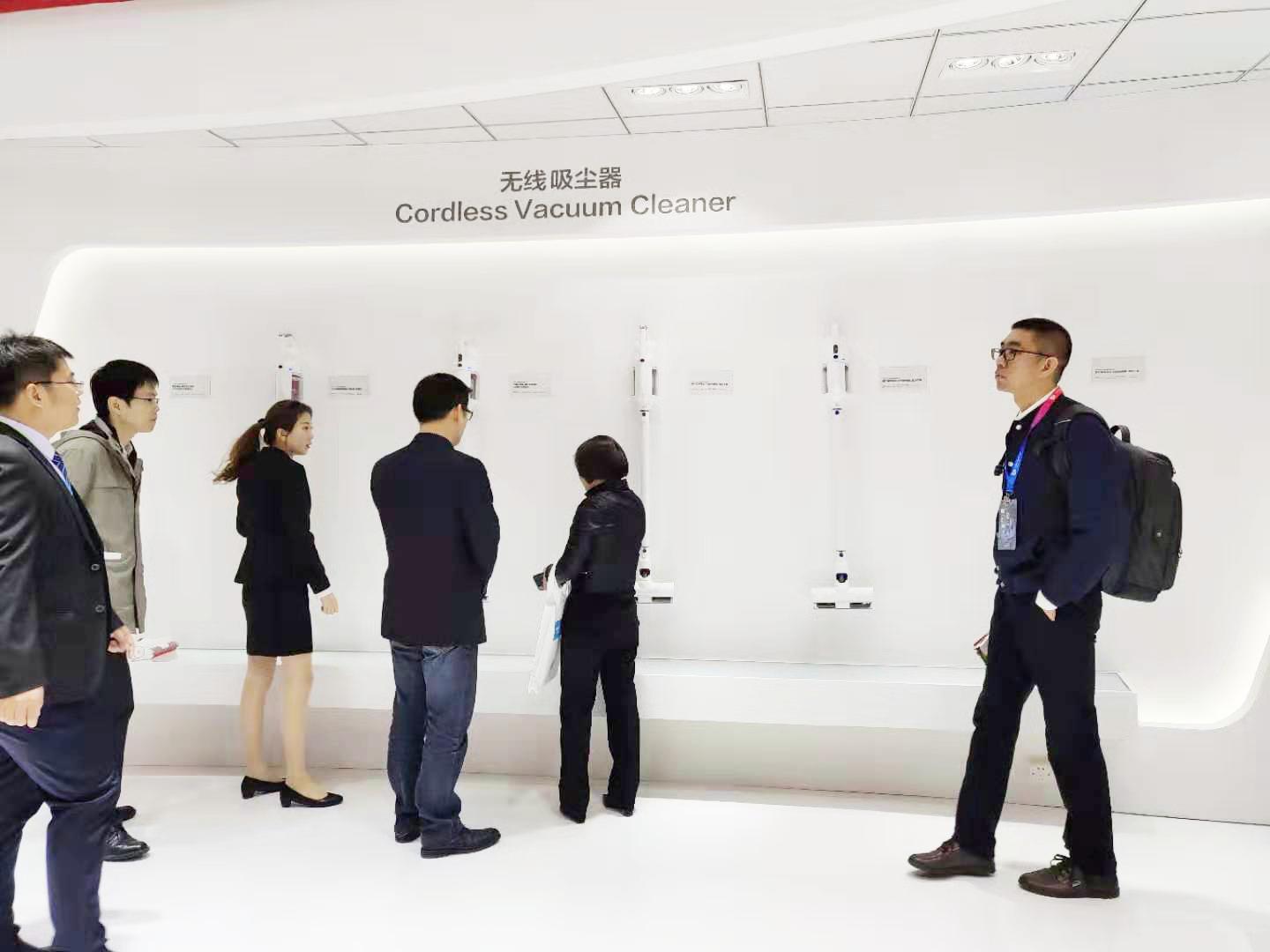 开启全能型清洁模式！小狗电器亮相AWE2019发布卧式吸尘器S9新品