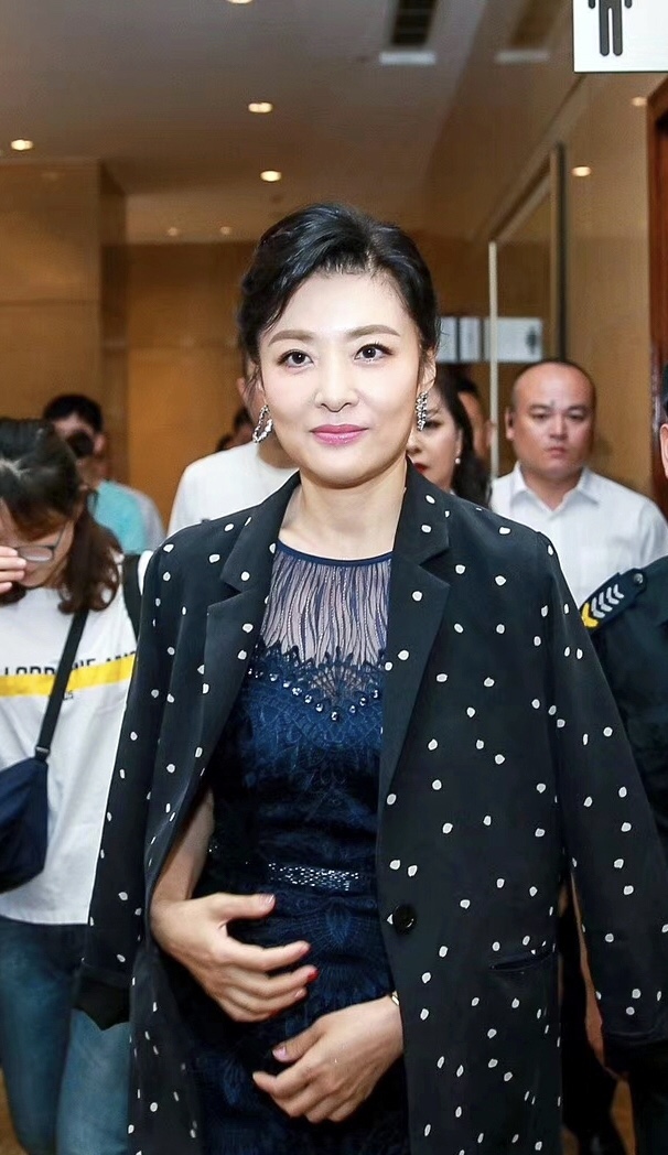 51岁周涛穿蓝色西装粉衬衫,周涛白色西装搭配图片