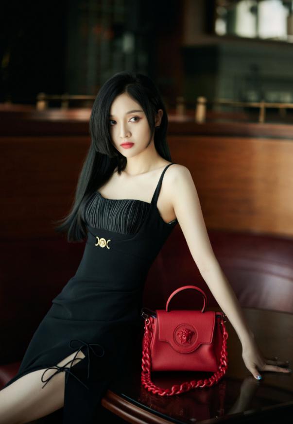 吴宣仪黑色礼裙红色运动鞋,吴宣仪穿搭红色运动鞋