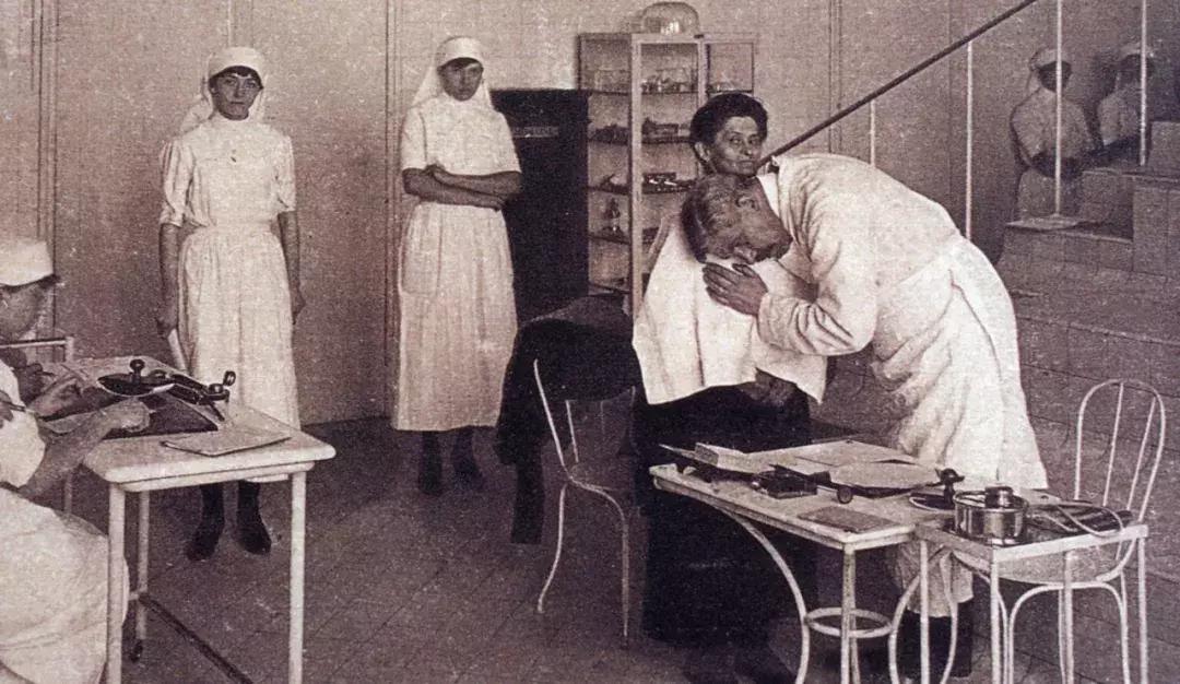 古代没有听诊器西方国家怎么听诊,听诊器发明之前医生听诊图片