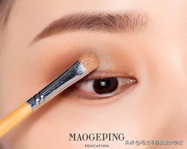 如何画眼妆才能有神又自然,娇邦电眼双头眼妆组合