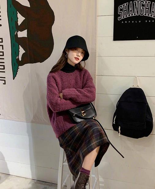 毛衣下摆宽松搭配什么裙子,大毛衣加半裙的搭配洋气好看