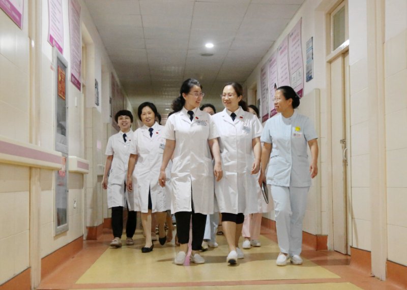 产妇产后出血医护凌晨奔赴救治,产妇大出血医务人员抢救