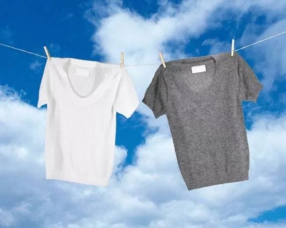 新衣服买回来直接用清水洗可以吗,新衣服买回家要不要洗