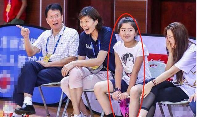 姚明与他十岁女儿的身高,女版姚明14岁女孩身高2米26轰42分