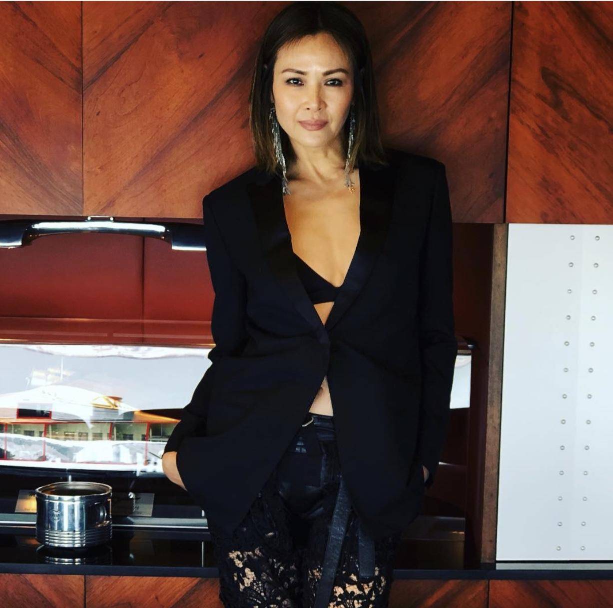 甜蜜！香港著名演员庆与太太结婚28周年，两个女儿外貌身材出众