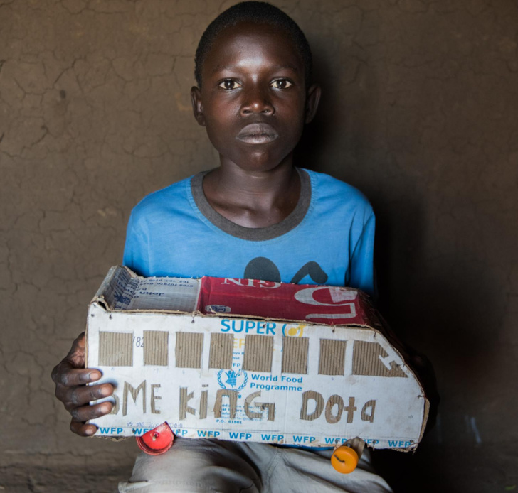 看着这些非洲小孩的自制玩具，你会觉得快乐其实很简单