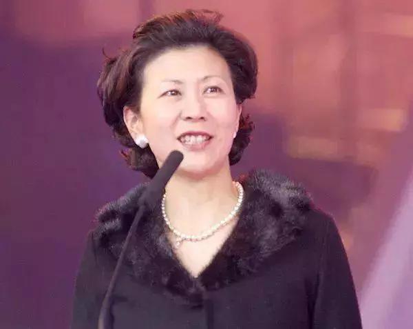 香港豪门最惨原配!生前帮贫穷小子成首富,死后还要被他利用?