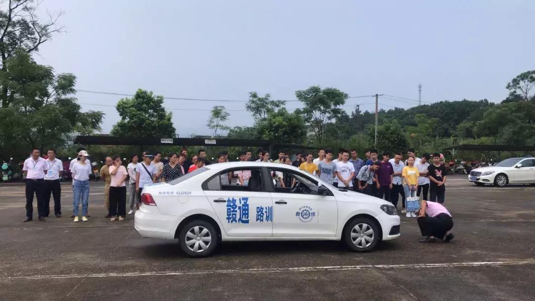 遂川交警深入驾校为开班新学员送上交通安全课！