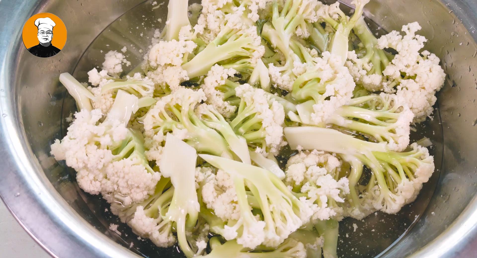 炒花菜时切记不要焯水或直接炒,炒花菜用焯水还是直接炒好吃