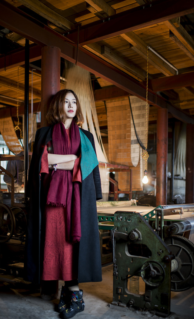 她的香云纱，是自然成长的衣服