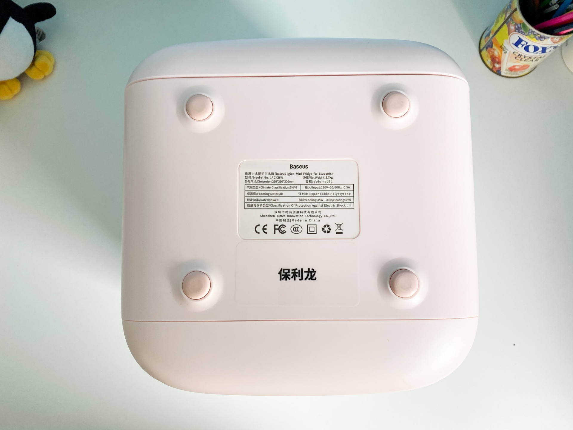 想要上班时随时喝上冷热饮?试试这款可放在桌面的小冰箱