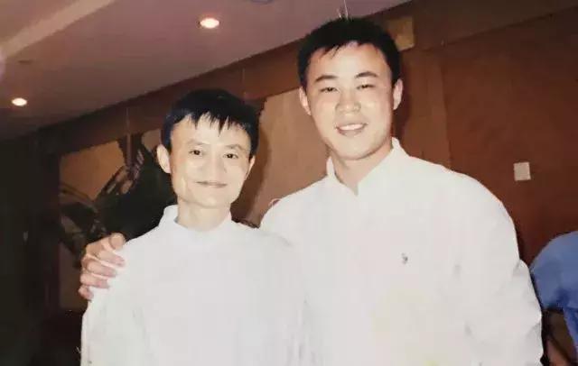 曾和马云打赌跳西湖，从一无所有到年薪百万，高中学历的他，是如何逆袭的？