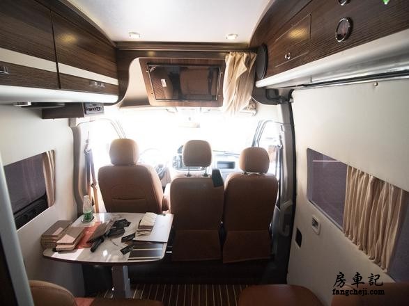 外表普通内装豪华的房车,简约的房车