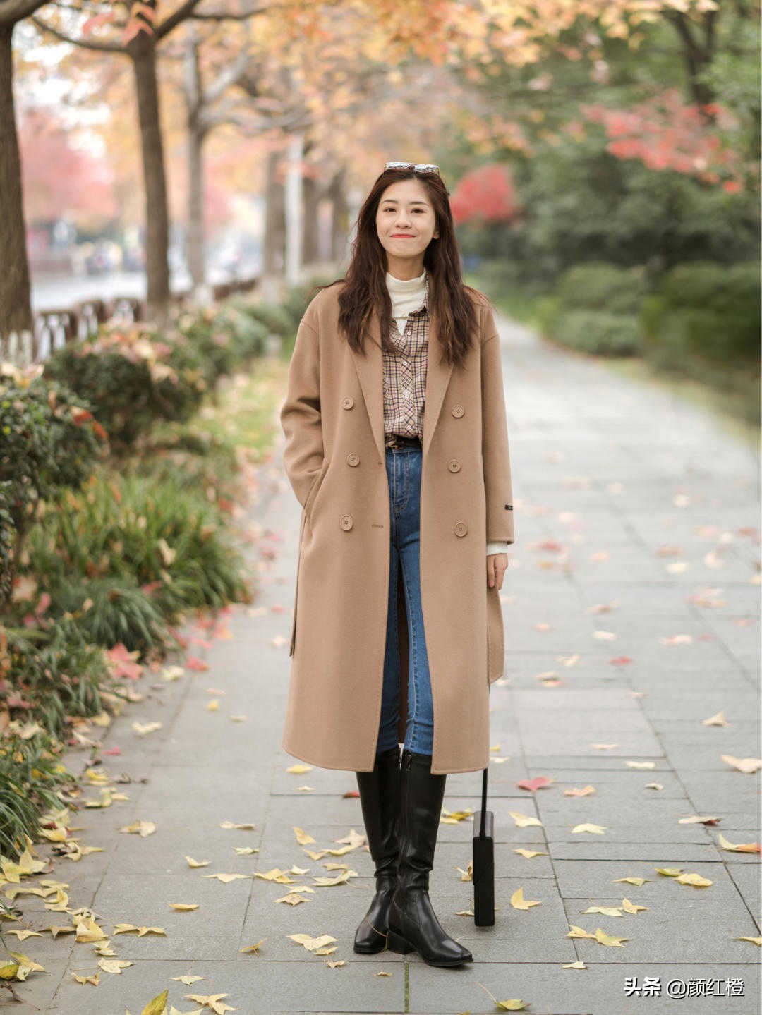 棕色大衣和蓝色牛仔裤搭配吗,冬季深棕色大衣穿什么裤子