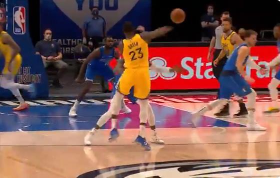 追梦格林上演大师级助攻,库里进球后服了:做望远镜手势“点赞”