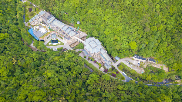 深藏在森林之中的温泉酒店,周末度假的好地方