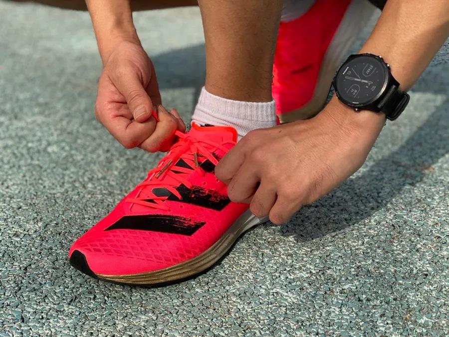 阿迪达斯碳板跑鞋adizerox2,adidasadizeropro有没有碳板