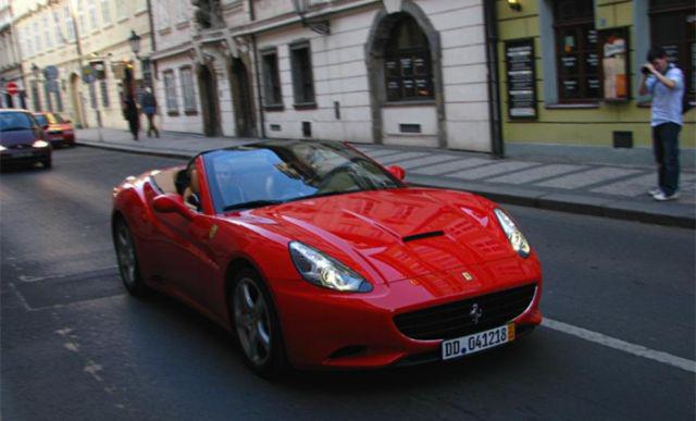 中国的车牌为什么这么丑？网友：我们只看数字···