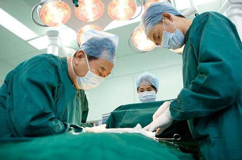 孩子耳朵上长了一个疙瘩挂什么科,宝宝耳朵内壁长了个小孔