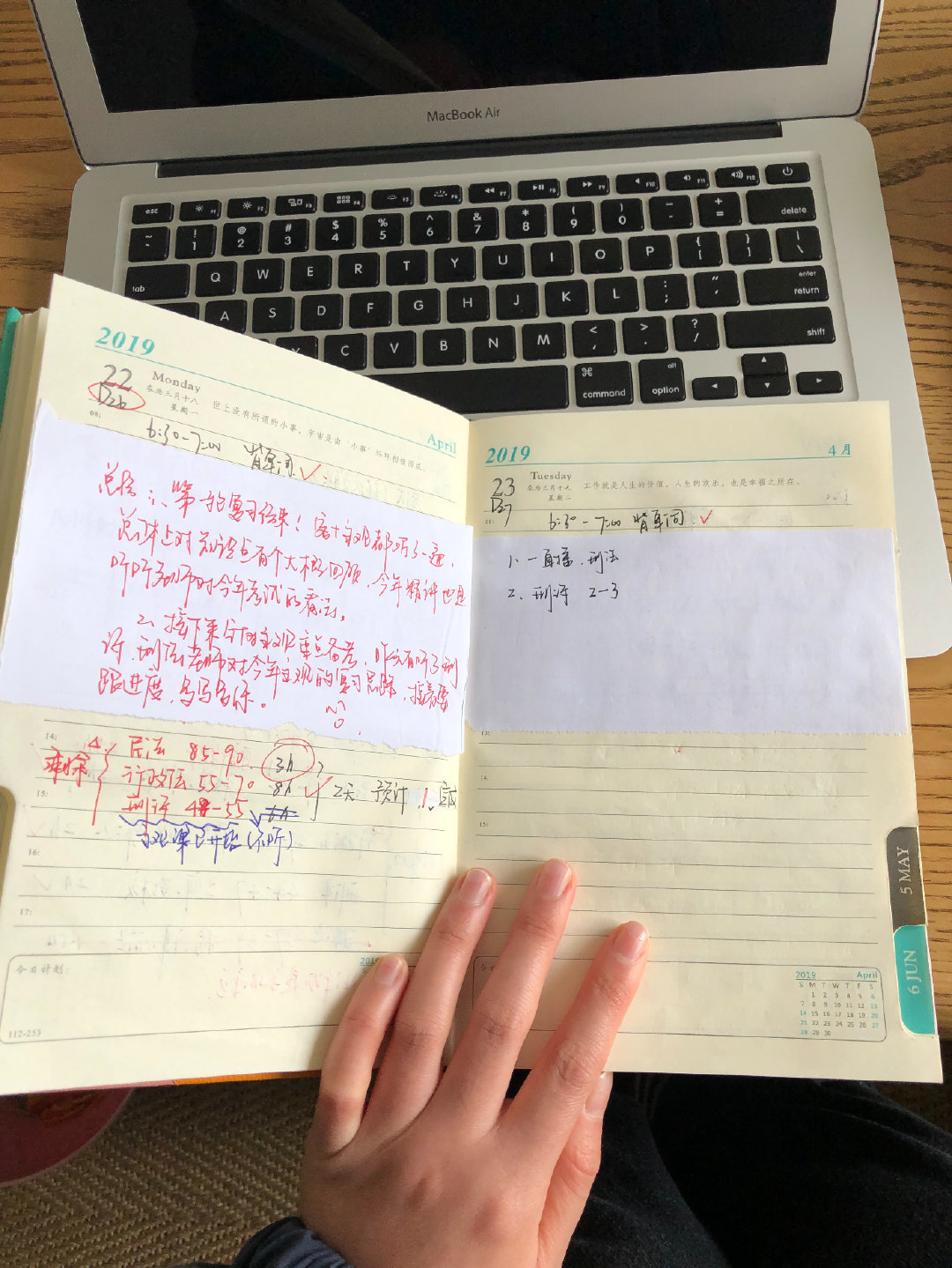 请相信你的努力坚持不会被辜负,请相信坚持的力量必定会有收获