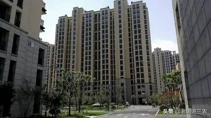 合村并镇户口不在本村有权分房吗,合村并镇户口在不在村里怎么补偿