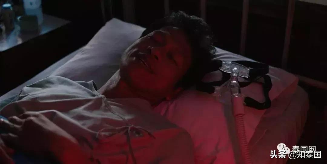 被士兵“上身”的年轻女巫，为何要去舔舐老女人伤痕累累的大腿？