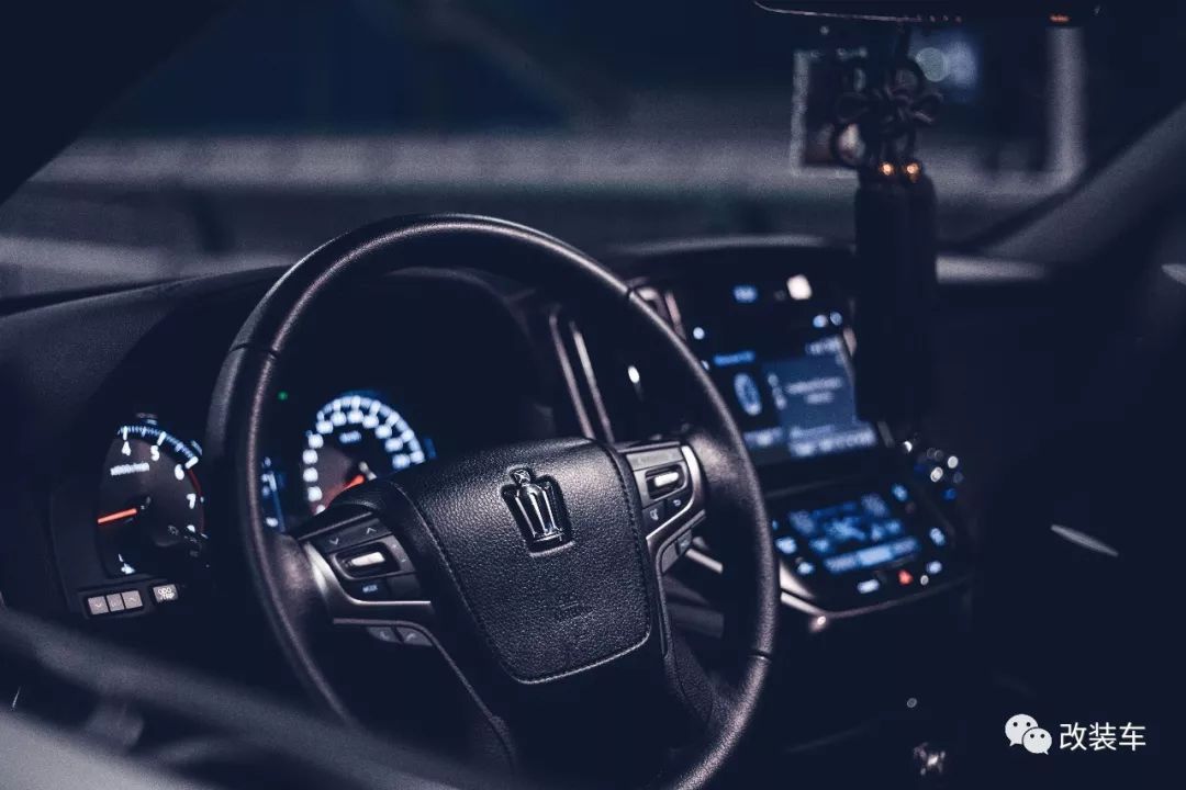 14代丰田皇冠改色,14代丰田皇冠颜值如何