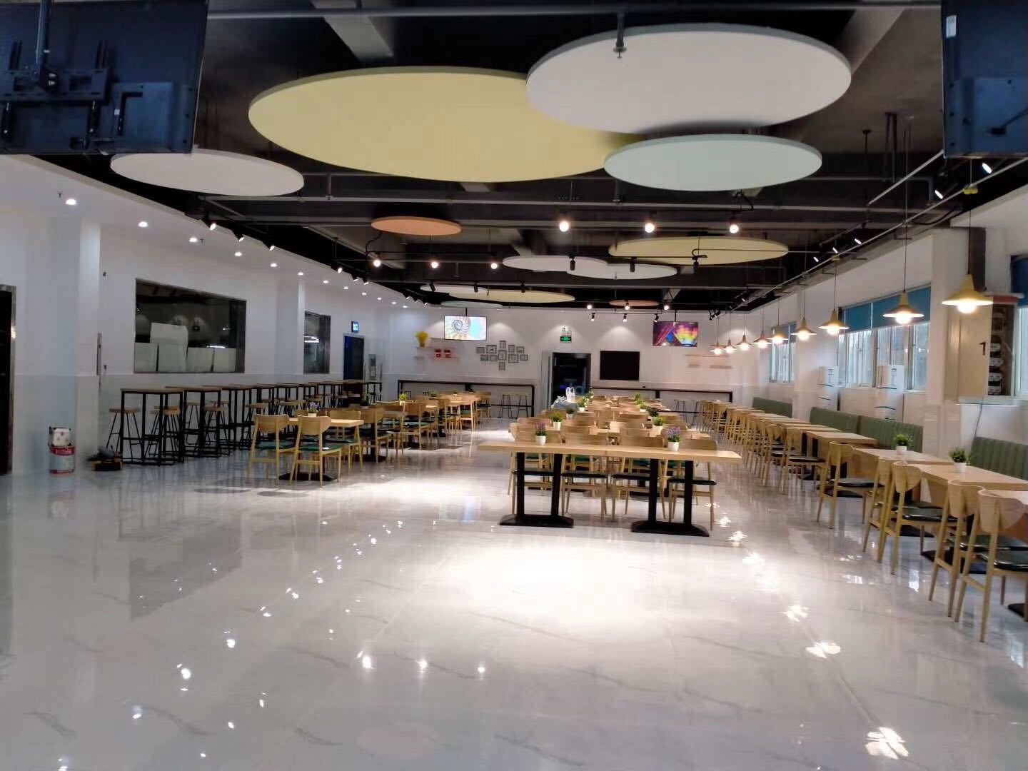 怎么挑选办公室卷帘窗帘,办公室卷帘半遮光和全遮光销售