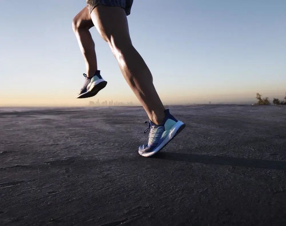 跑步一年脚为什么会变大,跑步小腿变粗了怎么细下来