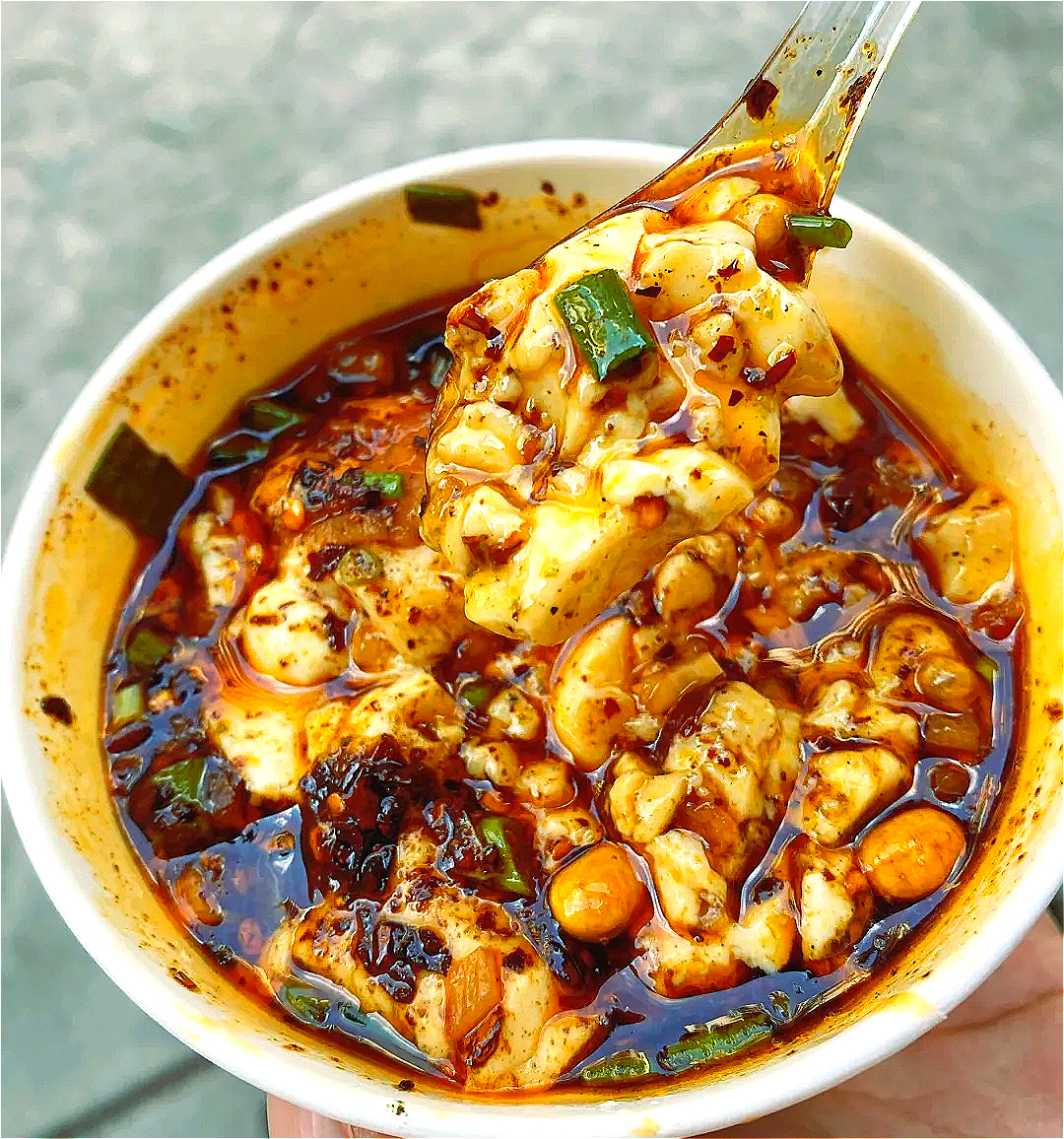 重庆特色路边小吃凉粉,重庆扁担哥挑酸辣粉和豆腐脑