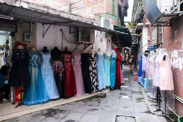 广有一条贩卖幸福的街,每天来这里的人,99%都是办喜事的