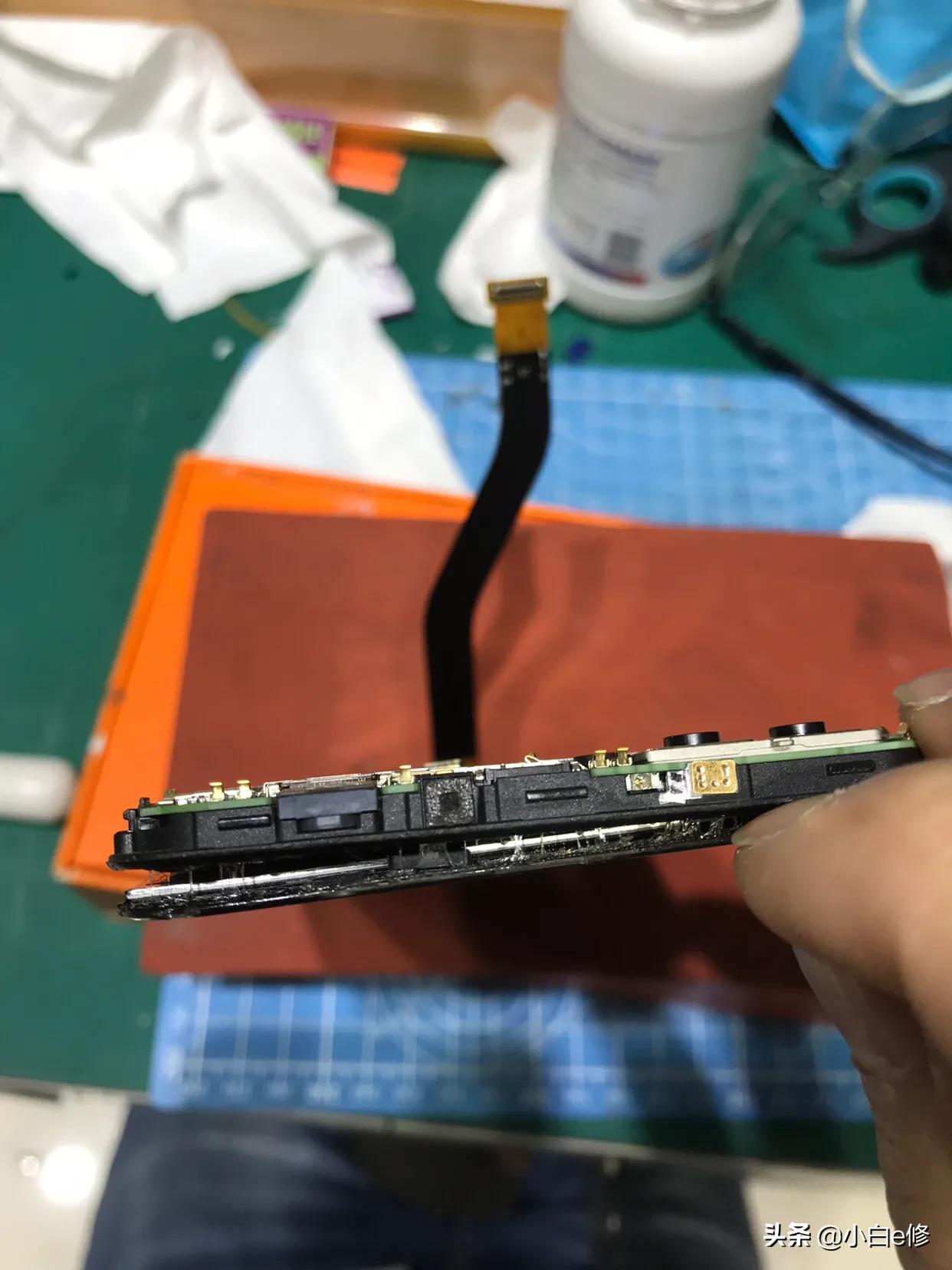 荣耀v10换外屏后出现黑点,荣耀v10换屏幕总成出现花屏