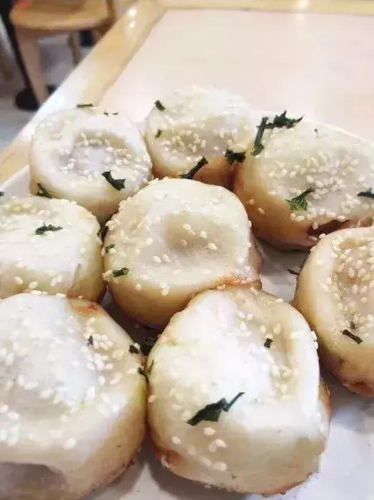 一口下去，满口留香，这便是生煎的魅力！好吃到舔屏！