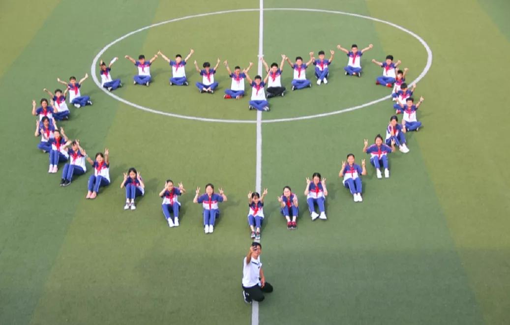 “嘿，我们开学啦！”今日返校师生自拍留念这一刻