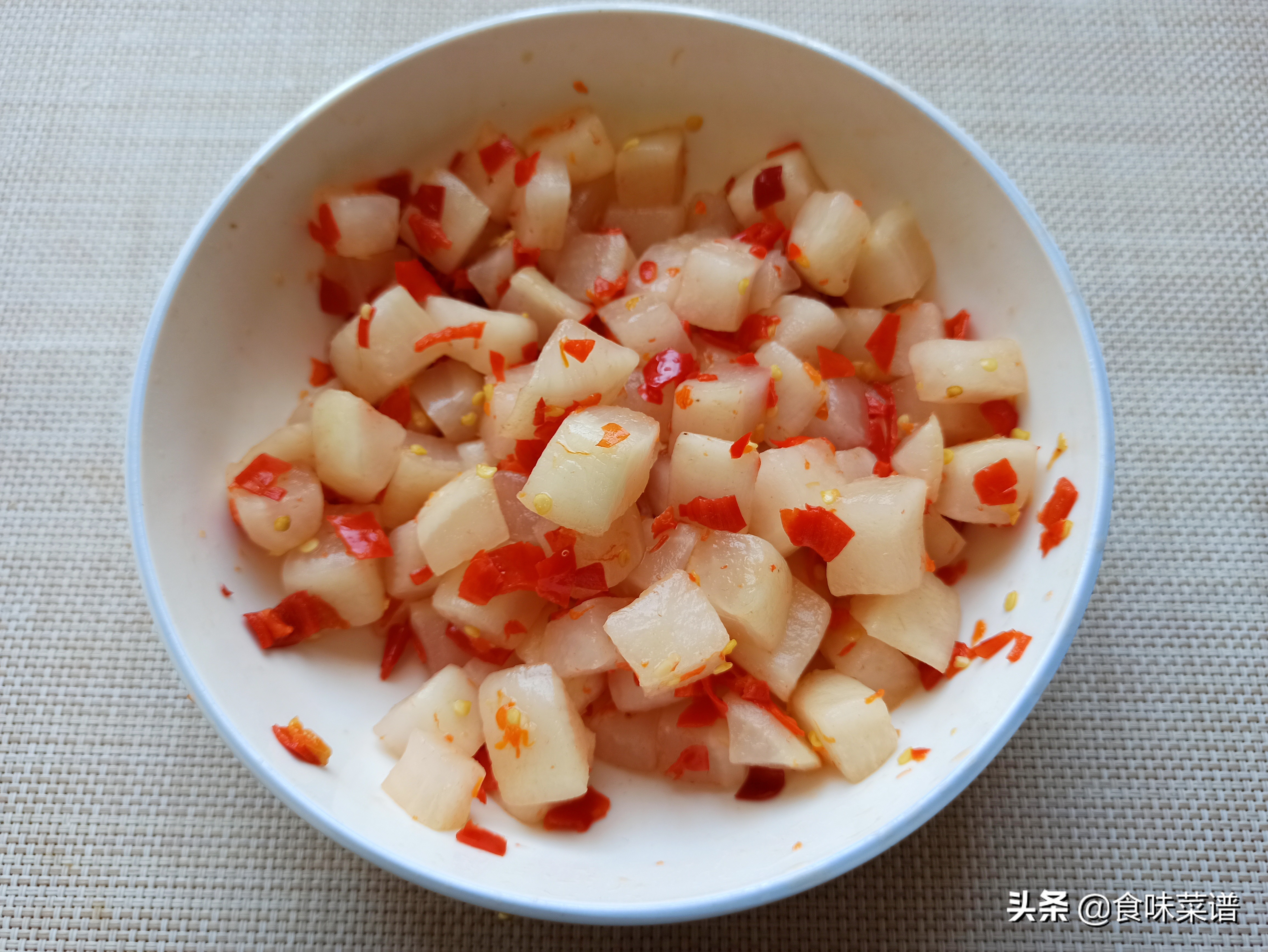 奶奶教你做腌萝卜,农村奶奶自制腌萝卜