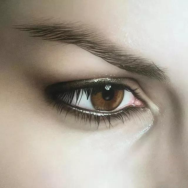 她画的人物栩栩如生用英文怎么说,她画的人物栩栩如生