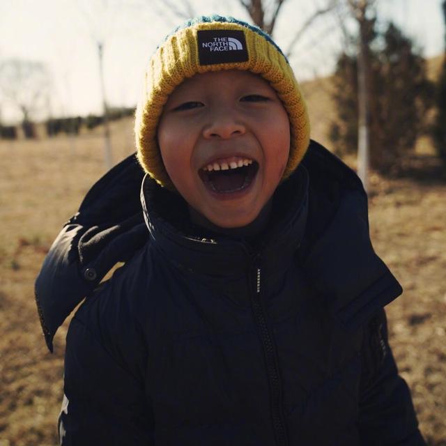 姚晨跟儿子在机场,小土豆呆萌的表情变潮男,这小嘴巴跟妈太像了