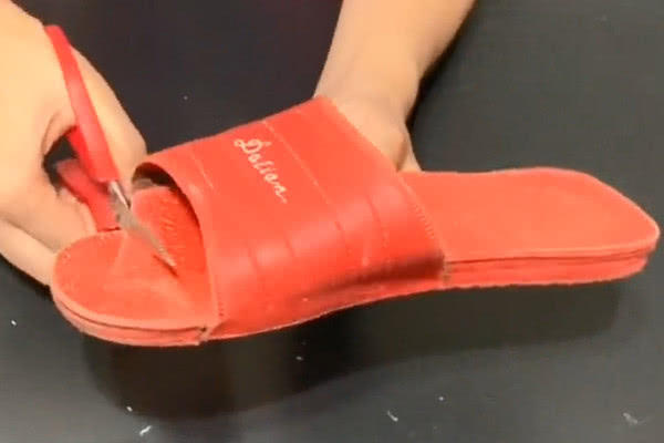 拖鞋坏了可以扔一只吗,拖鞋坏了扔垃圾桶