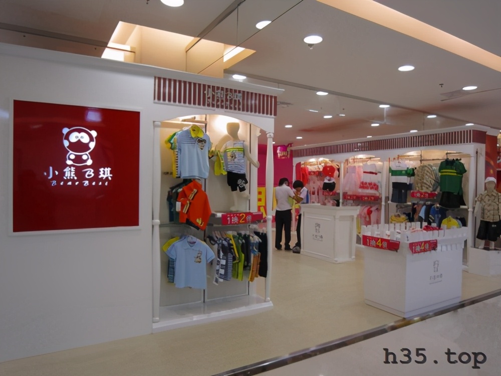 最新童装店双门头装修效果图,童装店怎么装修才有顾客
