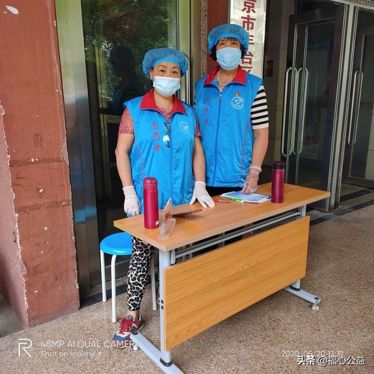 医院志愿者服务队,医院志愿者坚持上岗