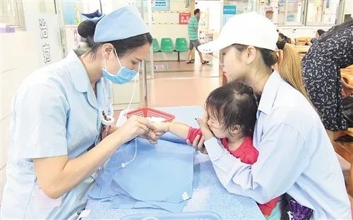 宝宝不小心误食了干燥剂该怎么办,宝宝误吃了一点透明的干燥剂