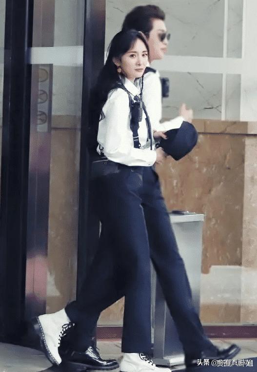 杨幂纱布,杨幂包裹严实低头疾走