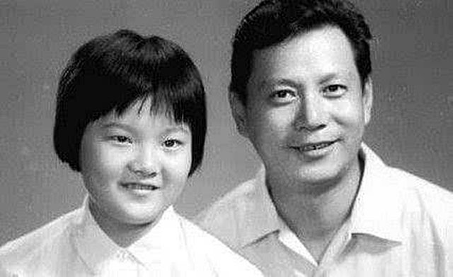 记者：作为名门闺秀，想过活成母亲那样吗？洪晃：这称呼是骂我吧