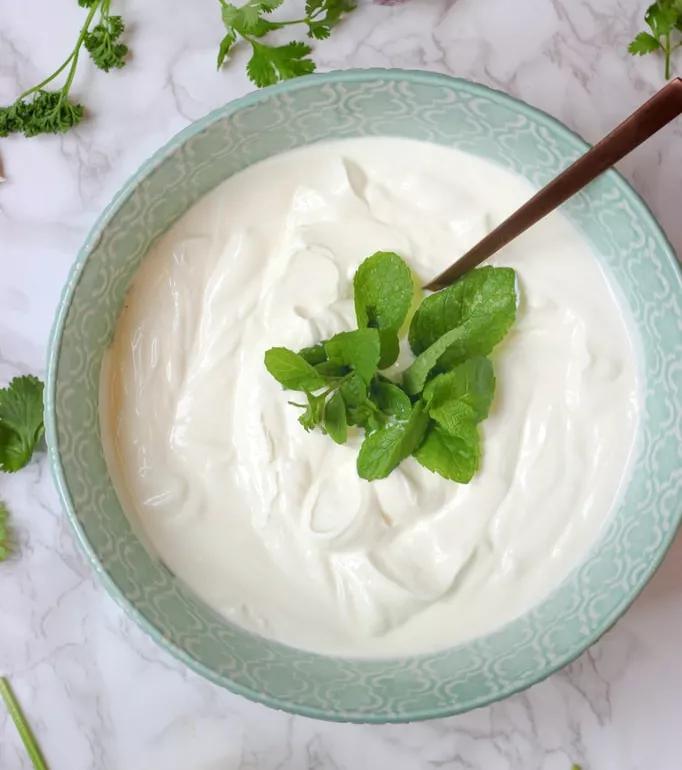 分裂的酸奶：一边“狂加料”，一边“零添加”