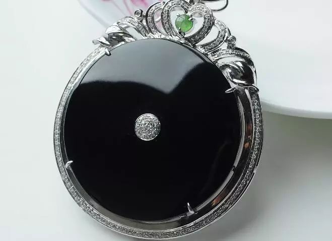 深黑色的玉石有哪些,黑色玉石都有哪些