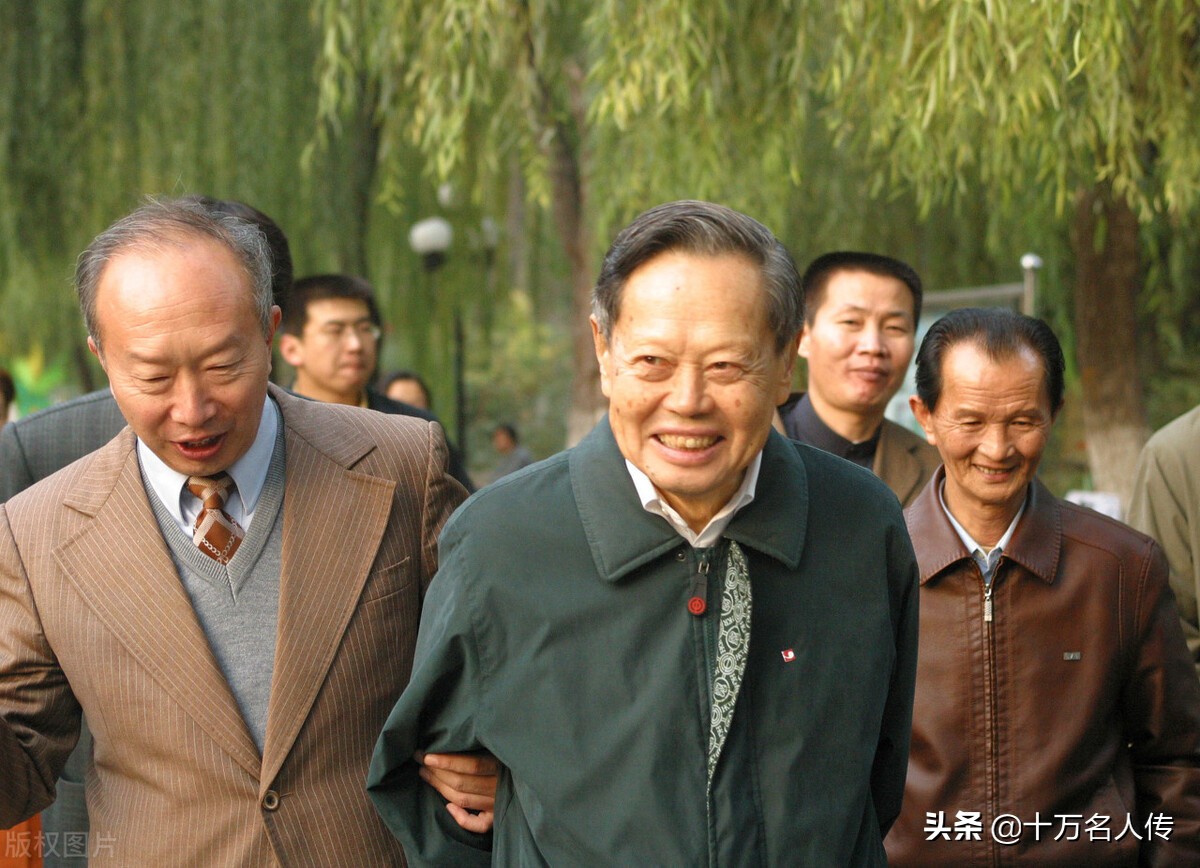 杨振宁的艰难求学,杨振宁怎样看待外界的非议