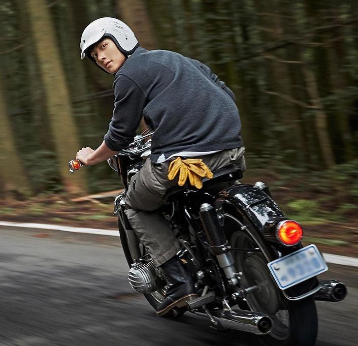 池昌旭代言CK穿凉拖出镜!这位哥真的有三十多岁?怕是冻龄了吧