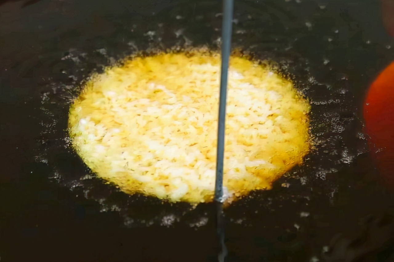 河南小伙自创火爆小吃，24种秘制配料，一天200斤收入4000多元